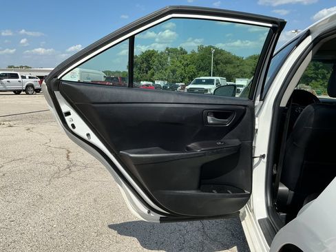 Used 2016 Toyota Camry SE FWD image 14
