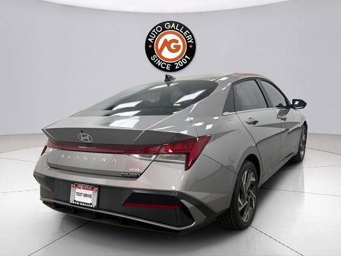 Used 2025 Hyundai Elantra Limited FWD image 7