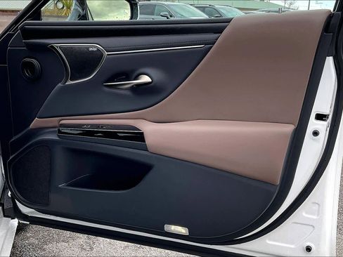 Used 2025 Lexus ES 350 w/ Luxury Package image 21