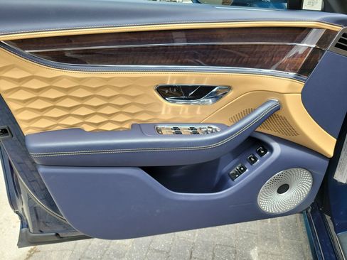 Used 2025 Bentley Flying Spur Plug-In Hybrid AWD/4WD image 48