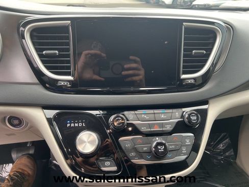 Used 2023 Chrysler Pacifica Touring-L FWD image 11