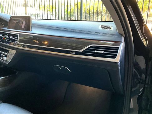 Used 2021 BMW 750i xDrive 750i xDrive w/ Luxury Rear Seating Package image 18