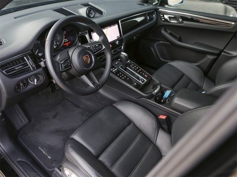 Used 2025 Porsche Macan image 4