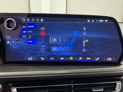 Used 2024 Chevrolet Traverse LT FWD image 64