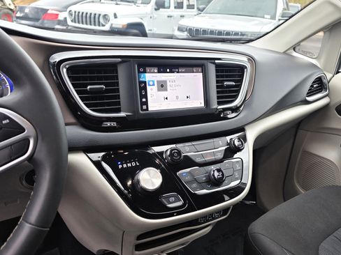 Certified 2023 Chrysler Voyager LX image 15