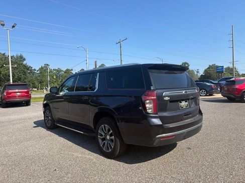 Used 2022 Chevrolet Suburban LT w/ Luxury Package RWD image 7