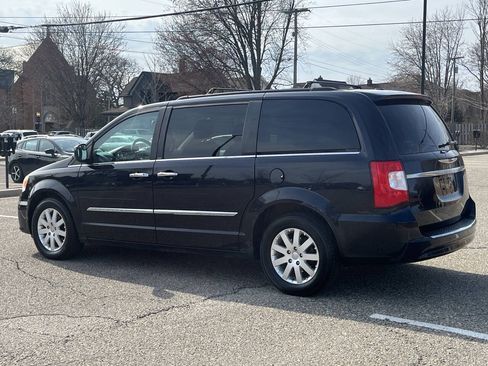 Used 2011 Chrysler Town & Country Touring-L w/ Entertainment Group #2 FWD image 8