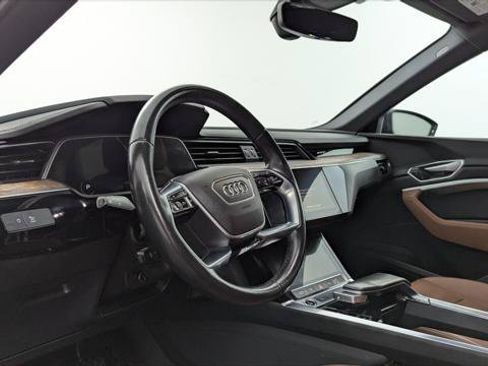 Used 2022 Audi e-tron Premium w/ Convenience Plus Package AWD/4WD image 17