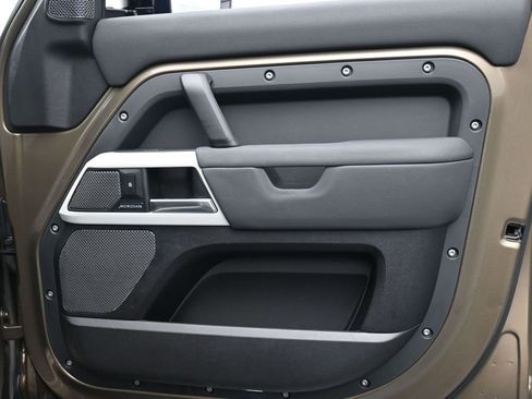 Used 2020 Land Rover Defender 110 SE image 25