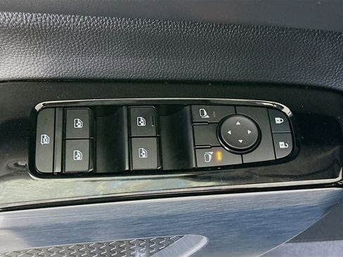 Used 2025 Nissan Pathfinder SL image 15