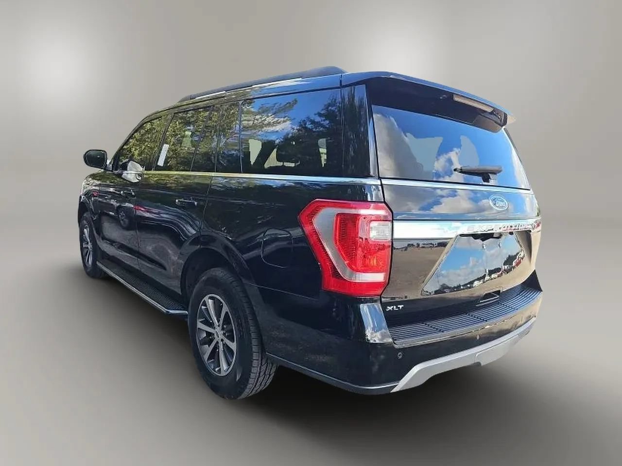 Used 2018 Ford Expedition XLT w/ Equipment Group 202A RWD image 2