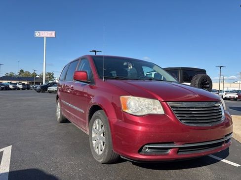 Used 2014 Chrysler Town & Country Touring image 3