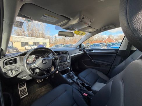Used 2017 Volkswagen Golf Alltrack S image 9