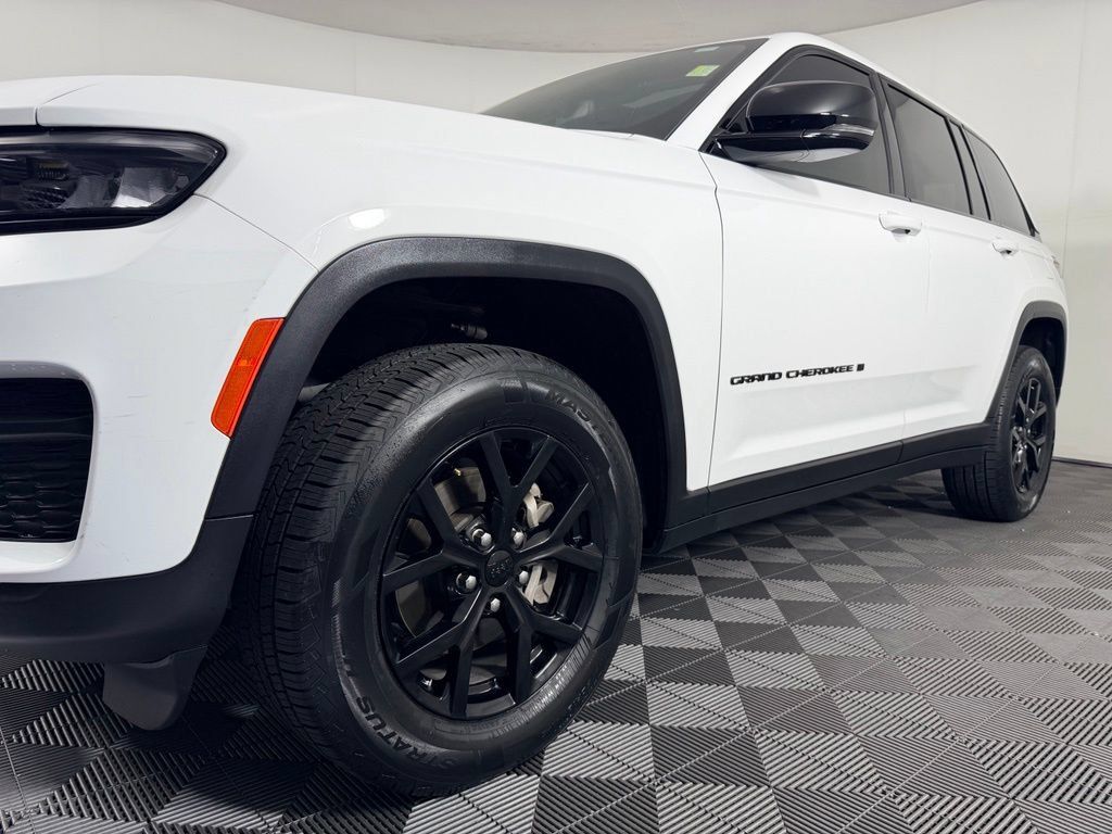 Used 2025 Jeep Grand Cherokee Altitude RWD image 19