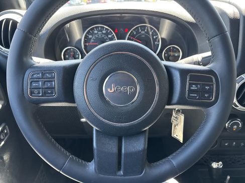 Used 2014 Jeep Wrangler Unlimited Rubicon w/ Connectivity Group AWD/4WD image 8
