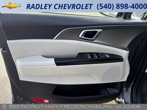 Used 2024 Kia Carnival LX image 5