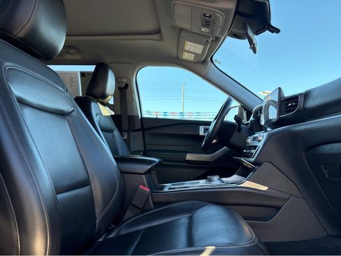 Used 2022 Ford Explorer XLT w/ Equipment Group 202A image 8