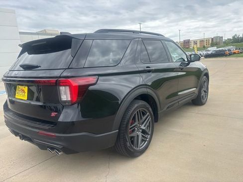 Used 2025 Ford Explorer ST AWD/4WD image 3