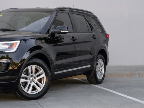 Used 2018 Ford Explorer XLT w/ Equipment Group 202A AWD/4WD image 16