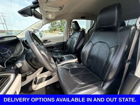 Used 2022 Chrysler Pacifica Touring-L FWD image 18