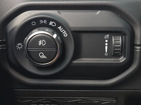 Used 2025 Jeep Gladiator Mojave AWD/4WD image 17