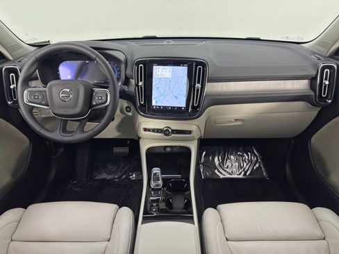 Used 2023 Volvo XC40 B5 Ultimate image 12