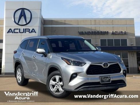 Used 2023 Toyota Highlander LE image 1