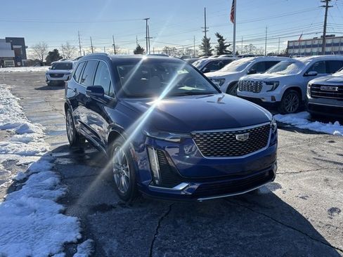 Used 2023 Cadillac XT6 Premium Luxury image 3