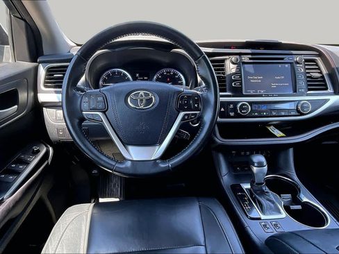 Used 2017 Toyota Highlander XLE AWD/4WD image 6