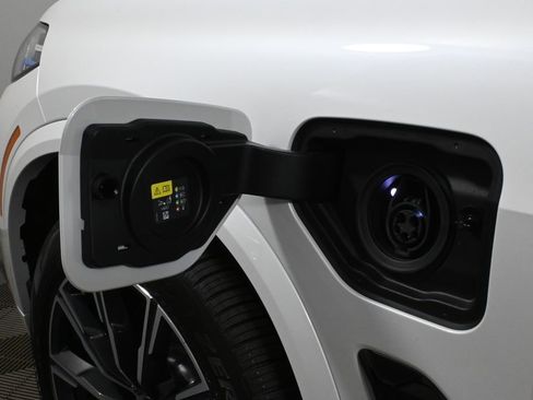 Used 2026 BMW X5 xDrive50e w/ M Sport Package image 15