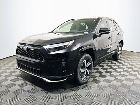 New 2025 Toyota RAV4 SE image 4