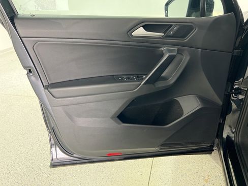 Used 2021 Volkswagen Tiguan SE image 19