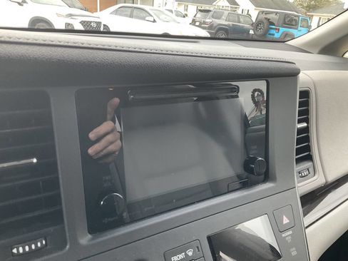 Used 2017 Toyota Sienna image 18