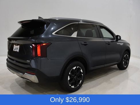 Used 2024 Kia Sorento S image 4