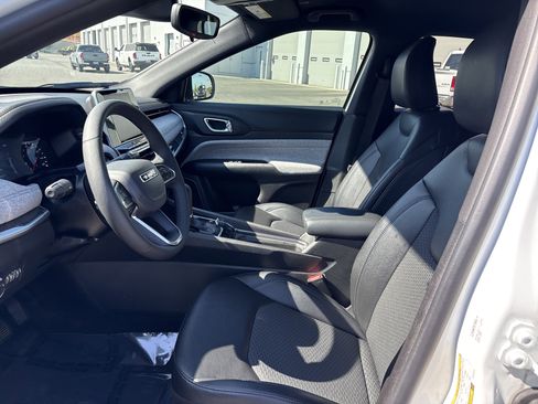 Certified 2025 Jeep Compass Latitude image 17