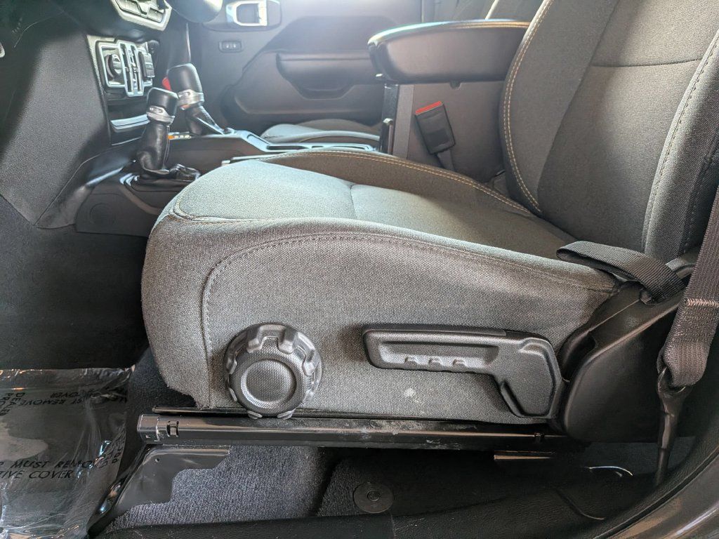 Used 2025 Jeep Wrangler Unlimited Sport AWD/4WD image 14
