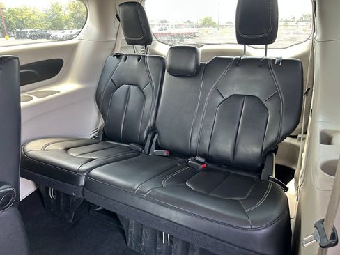 Used 2023 Chrysler Pacifica Touring-L FWD image 32