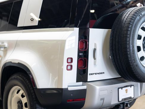 Used 2020 Land Rover Defender 110 image 38