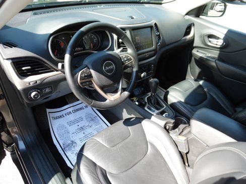Used 2017 Jeep Cherokee Limited FWD image 12