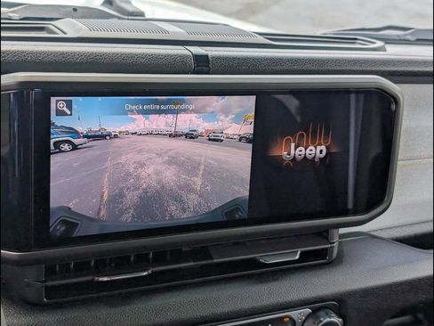 Used 2024 Jeep Gladiator Sport AWD/4WD image 8