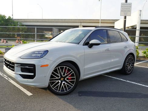 Used 2024 Porsche Cayenne S AWD/4WD image 3
