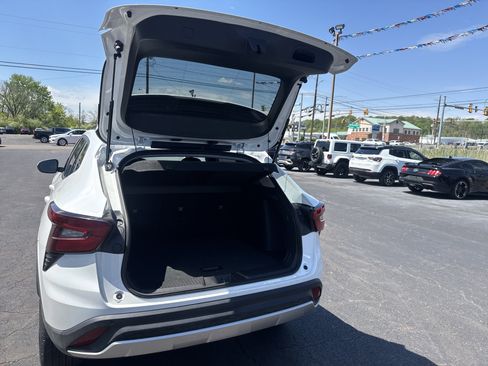 Used 2025 Chevrolet Trax LT w/ Driver Confidence Package FWD image 5