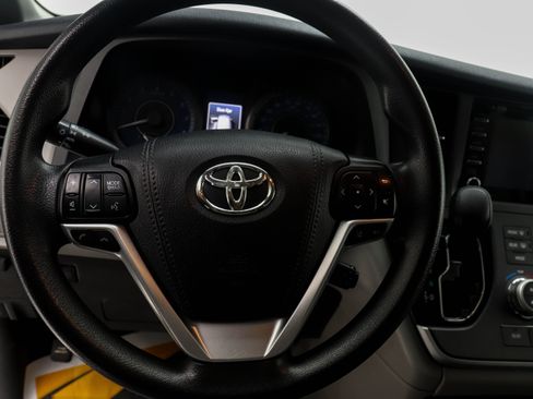 Used 2020 Toyota Sienna LE AWD/4WD image 21