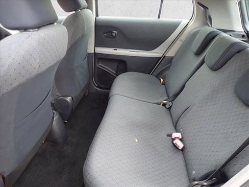 Used 2010 Toyota Yaris 4-Door Hatchback image 7