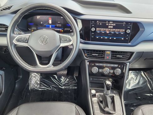 Used 2024 Volkswagen Taos SE FWD image 3