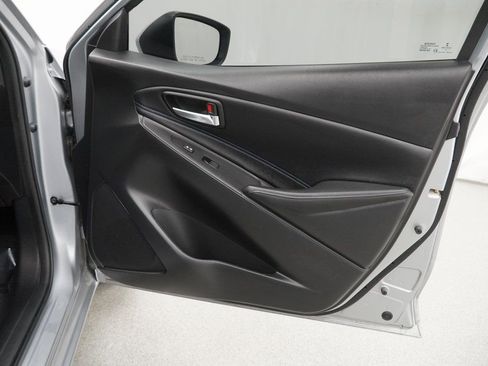 Used 2020 Toyota Yaris XLE image 41