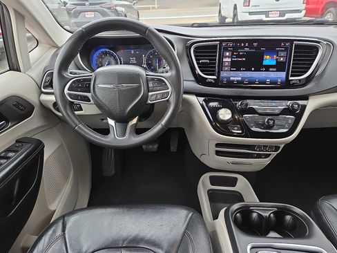 Used 2022 Chrysler Pacifica Touring-L image 10