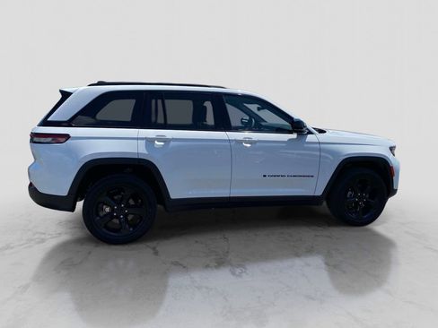Used 2023 Jeep Grand Cherokee Altitude AWD/4WD image 7