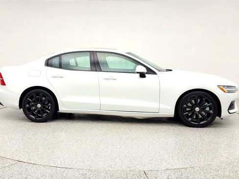 Used 2021 Volvo S60 T6 Momentum w/ Advanced Package image 4