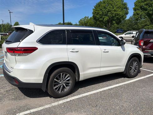 Used 2017 Toyota Highlander SE AWD/4WD image 3